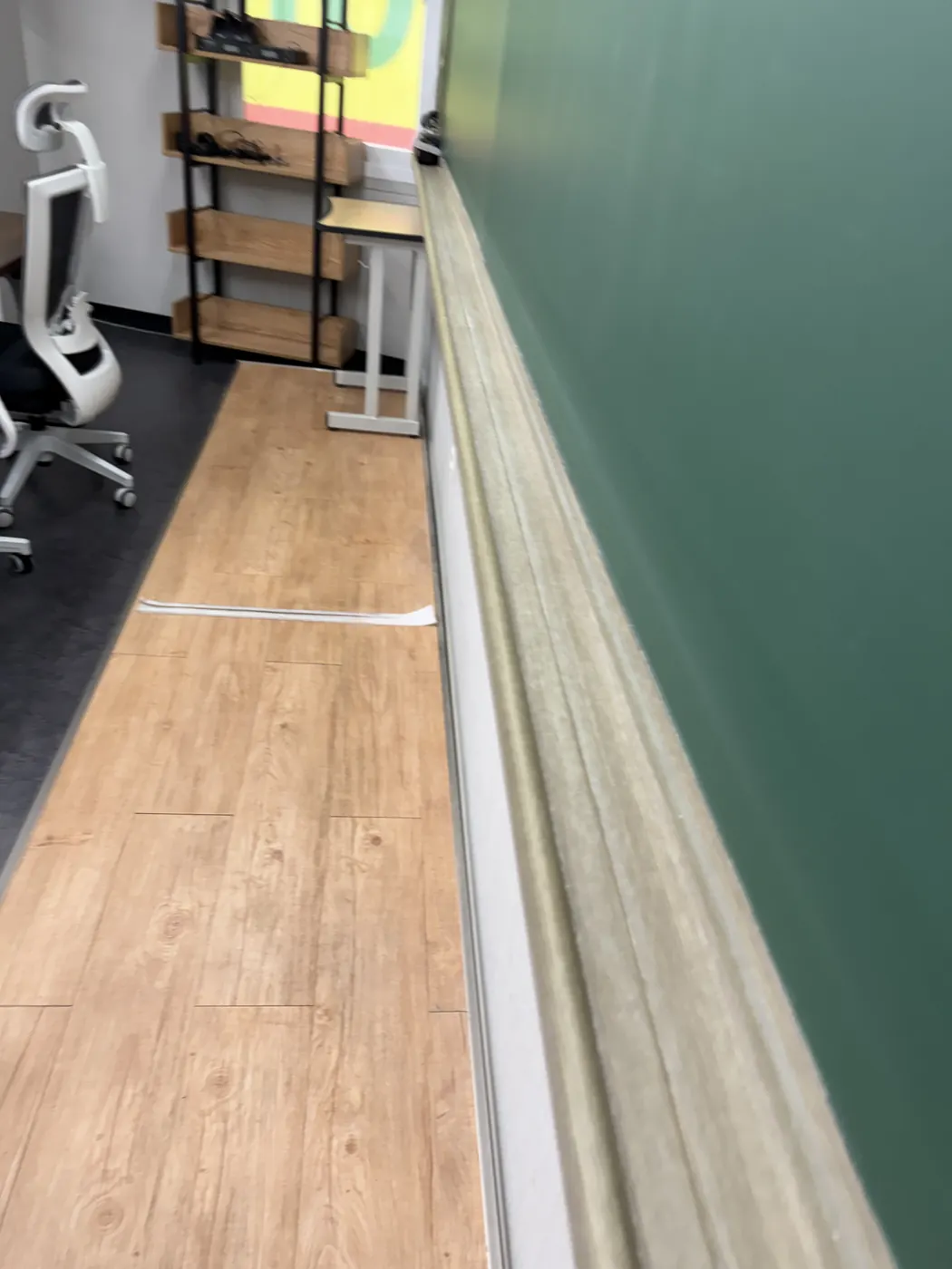 해제면 학원청소 시공 현장 — 바닥 마감 상태