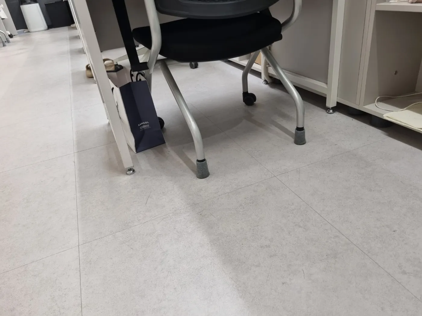 좌석 사이 바닥 — 함평군 학원청소 현장