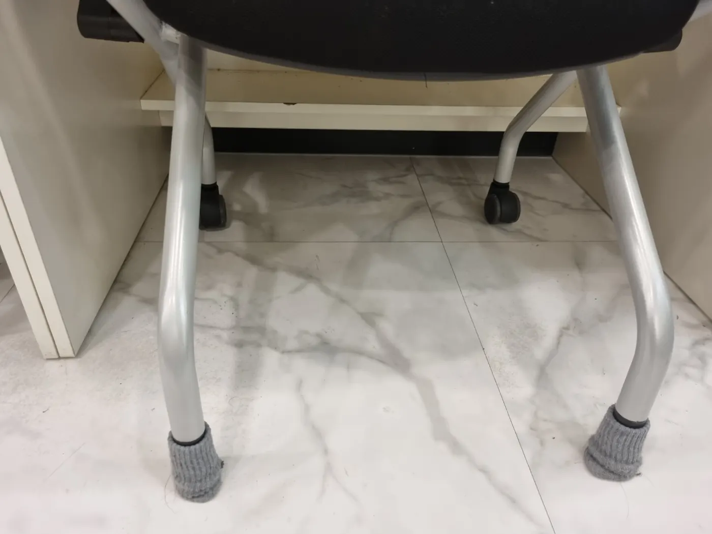 신안군 학원청소 시공 현장 — 복도 바닥 관리