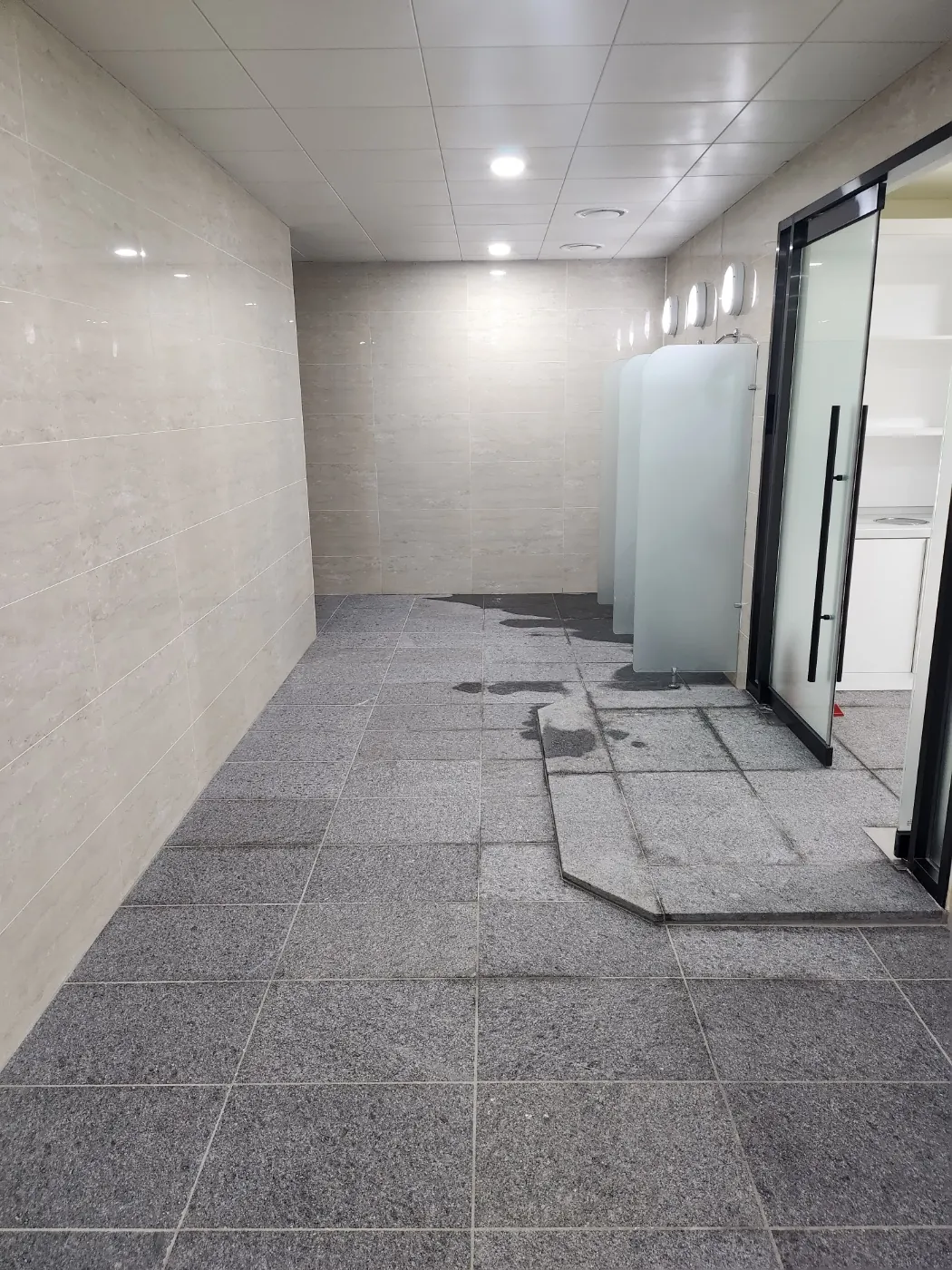바닥 마감 상태 — 강진군 목욕탕청소 현장