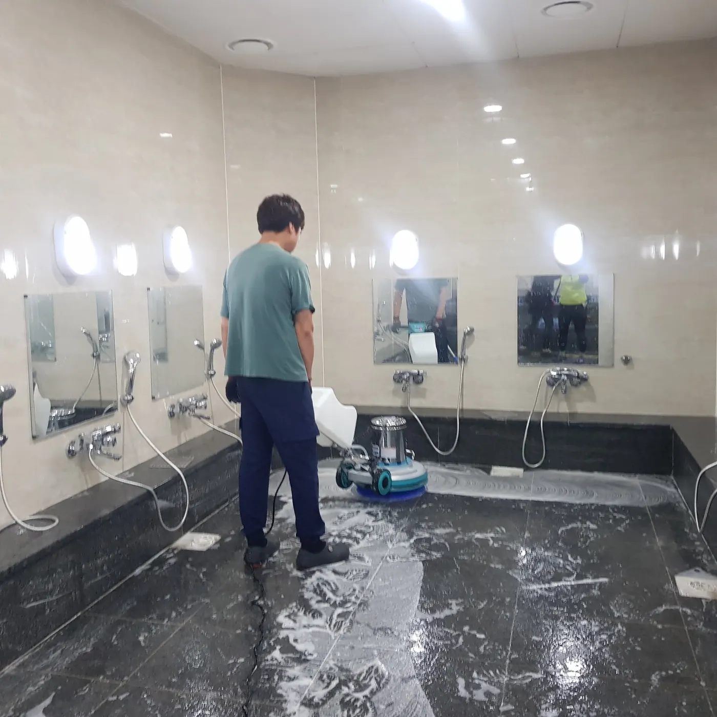 기계 세정 작업 — 무안군 목욕탕청소 현장