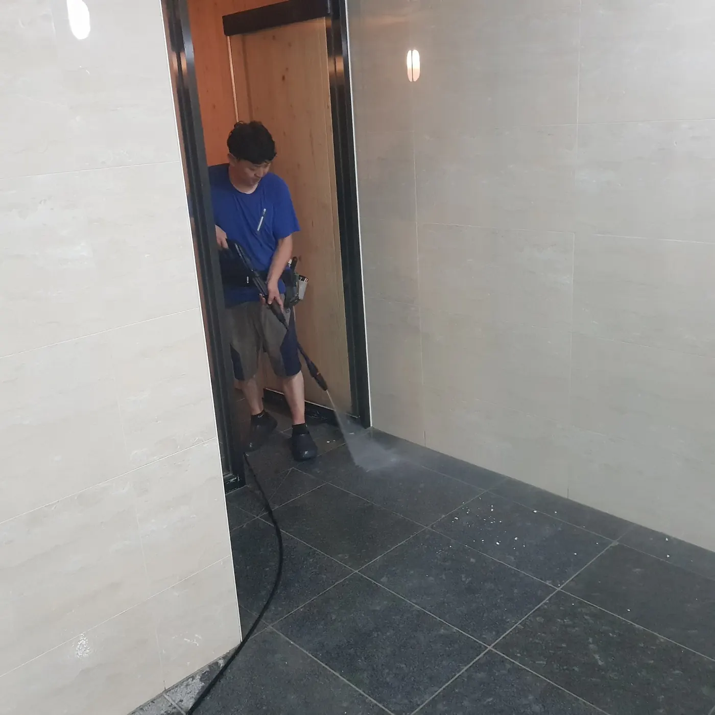 기계 세정 작업 — 광양시 목욕탕청소 현장