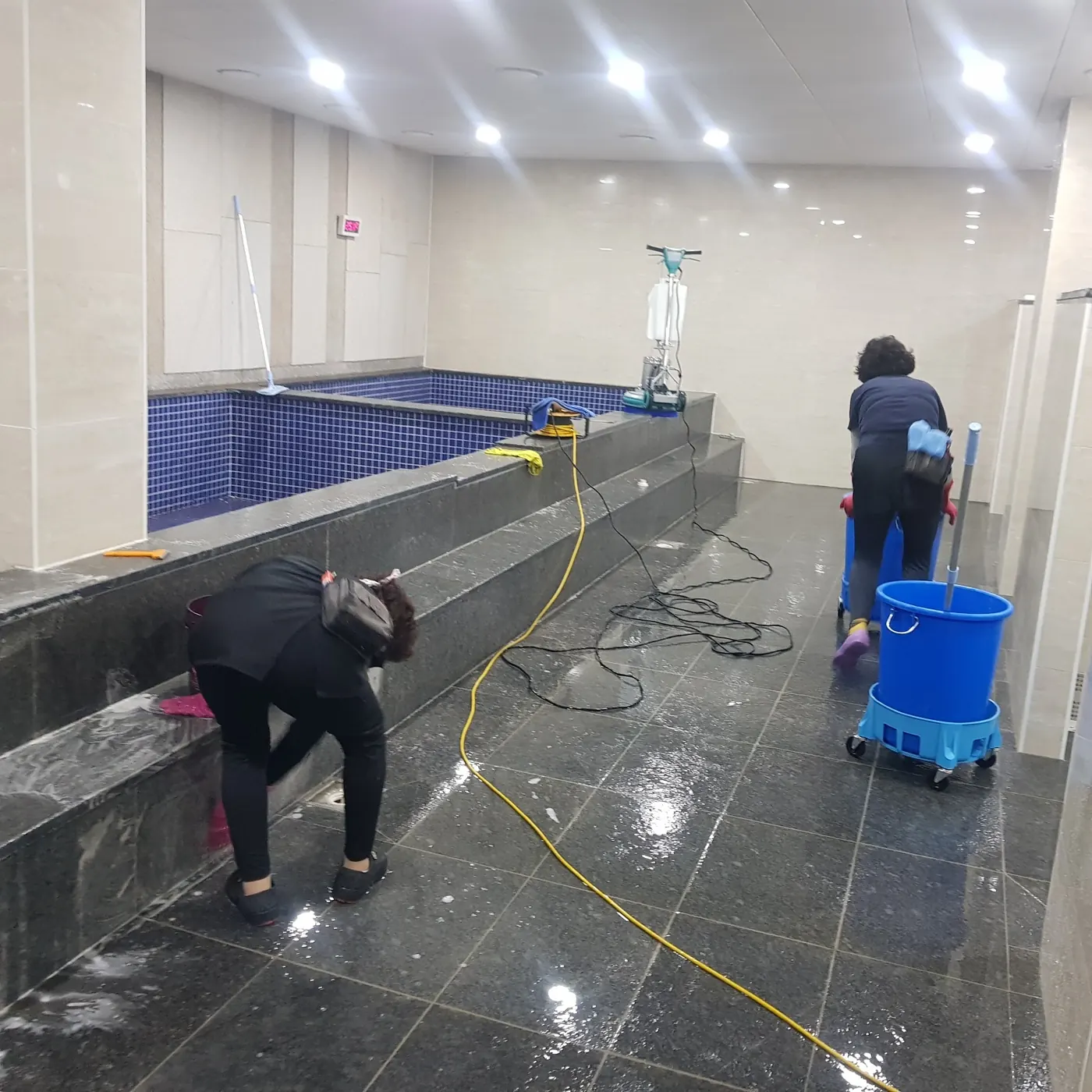 신안군 목욕탕청소 시공 현장 — 욕조 관리