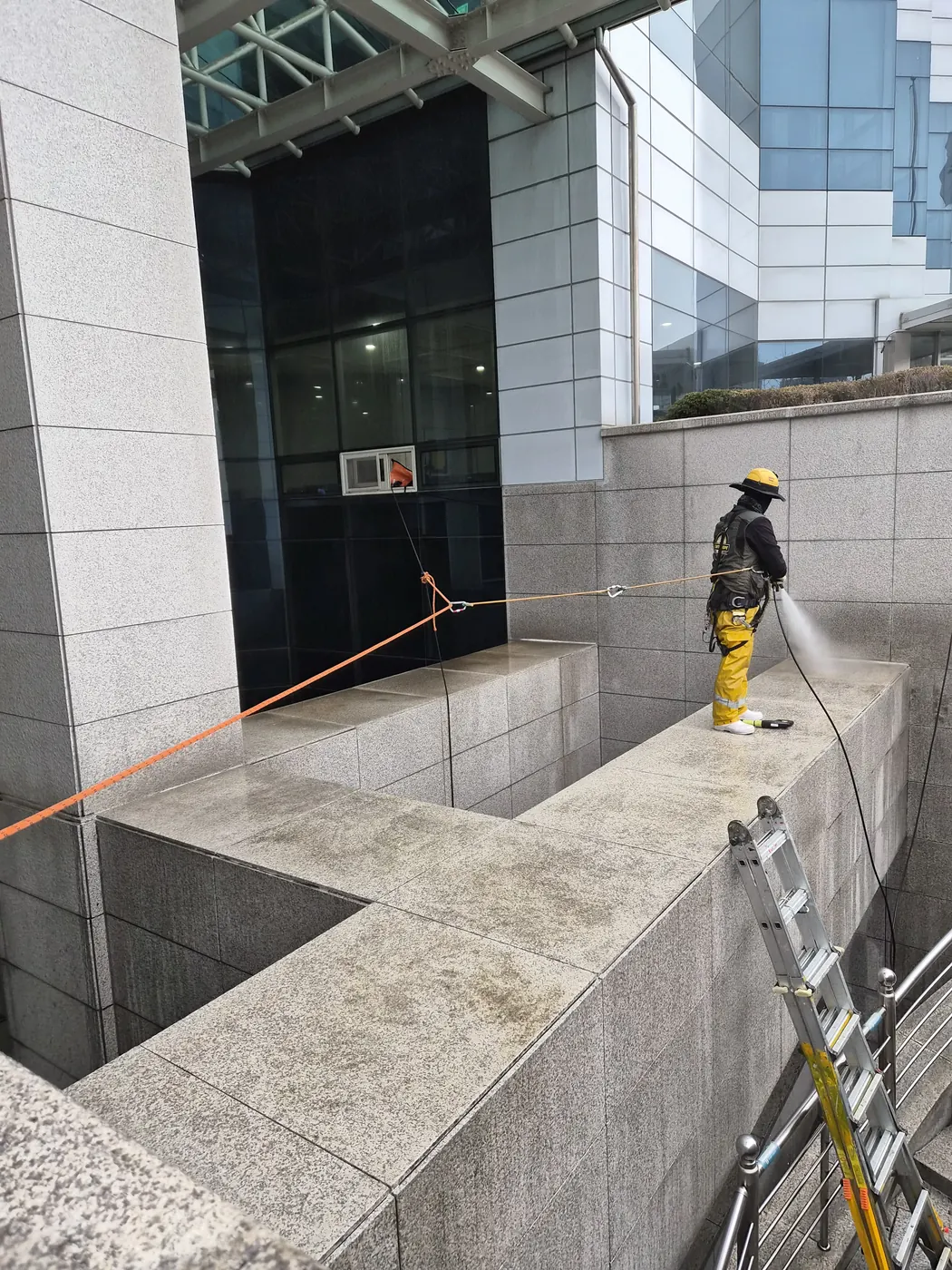 전남권 외벽청소 시공 현장 — 고압 세척