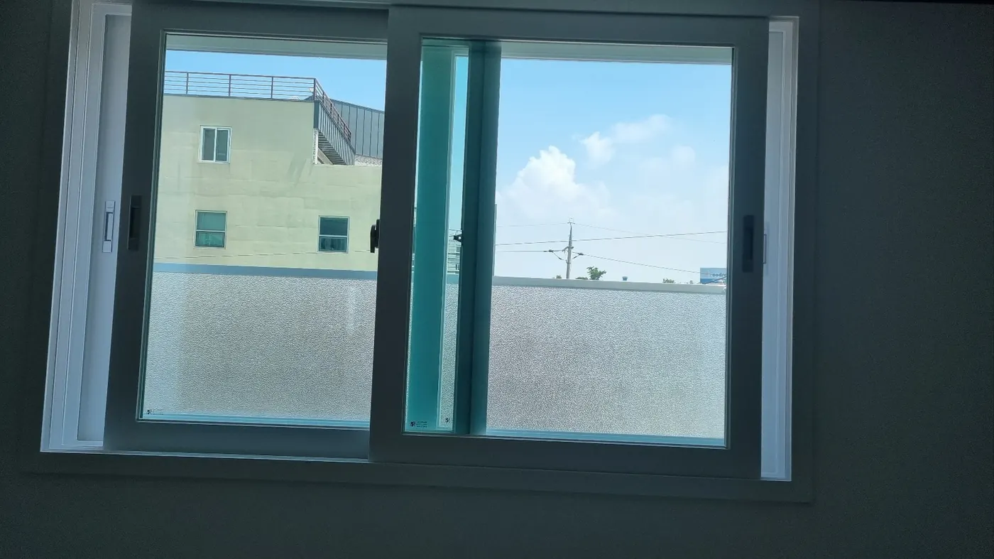 창틀 레일 청소 — 전남권 입주청소 현장