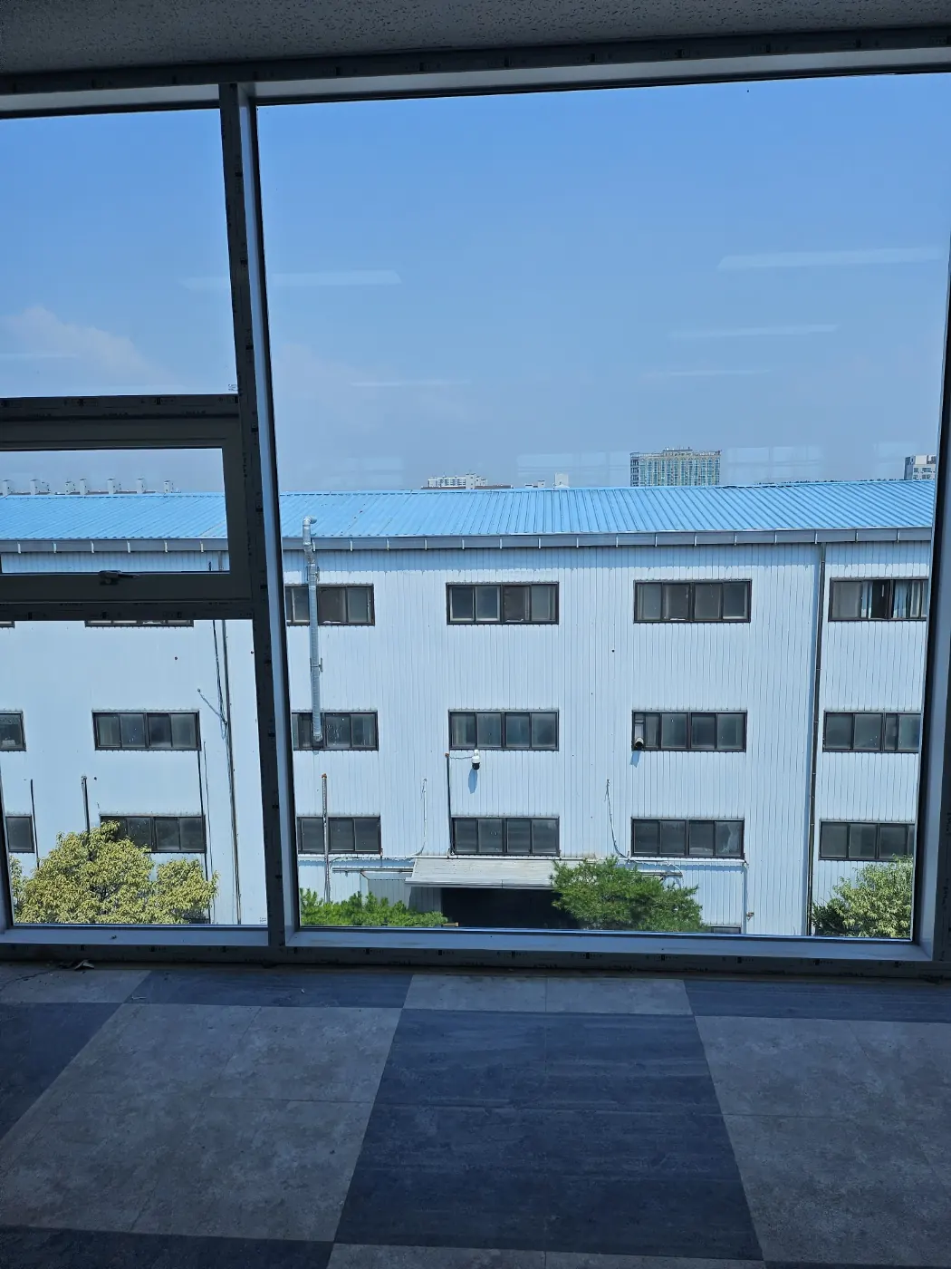 창호 마감 확인 — 일로읍 준공청소 현장