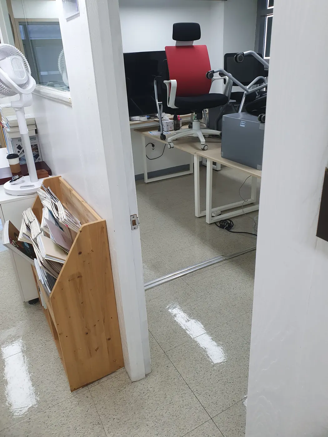 광양시 사무실청소 시공 현장 — 복도 바닥 마감