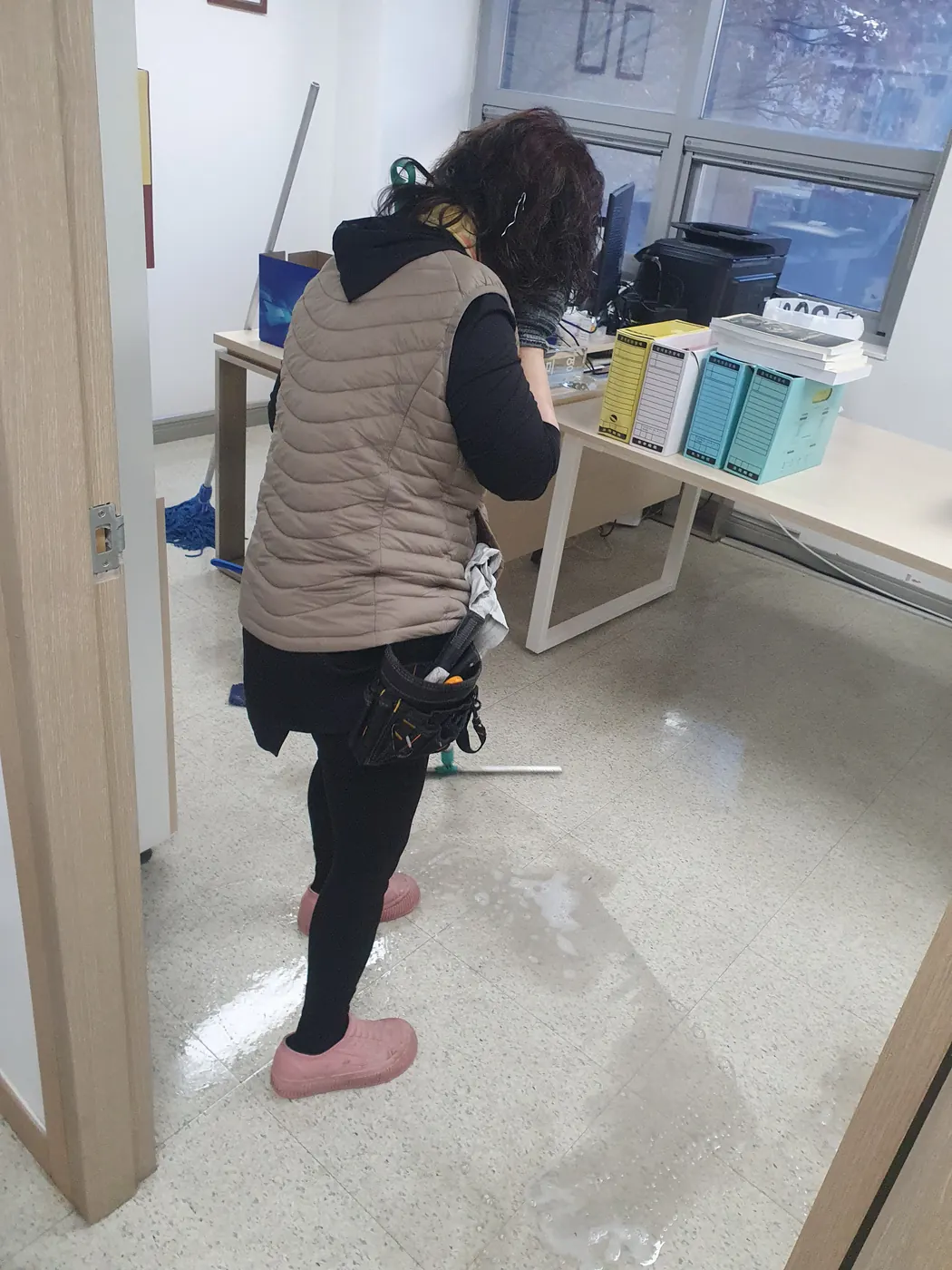 바닥 세정 진행 — 함평군 사무실청소 현장