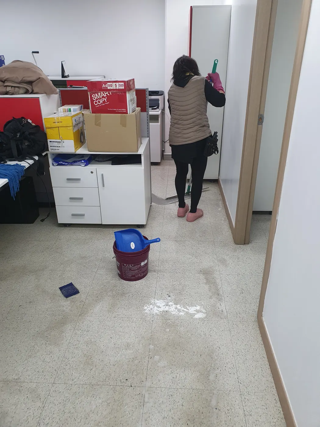 바닥 세정 진행 — 해남군 사무실청소 현장