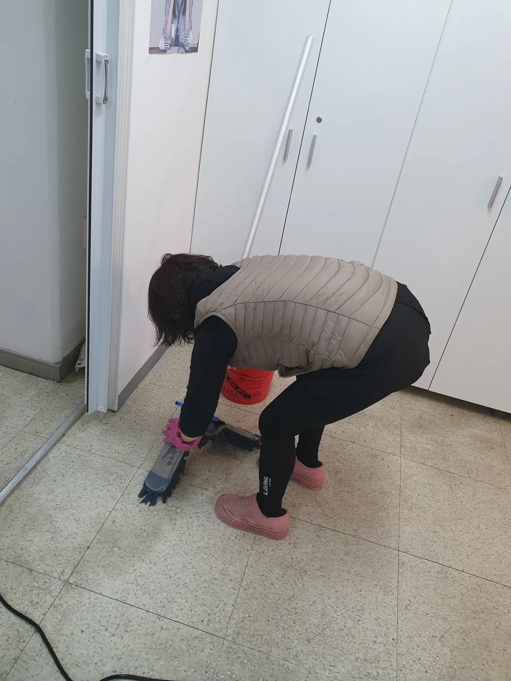 바닥 세정 진행 — 신안군 사무실청소 현장