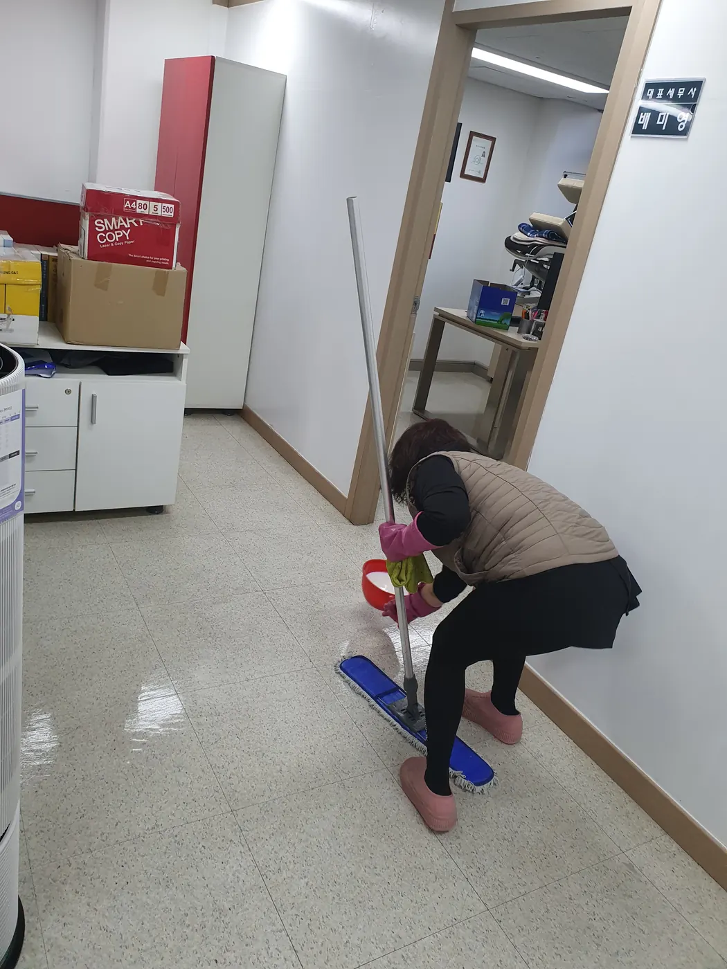바닥 물걸레 마감 — 영암군 사무실청소 현장