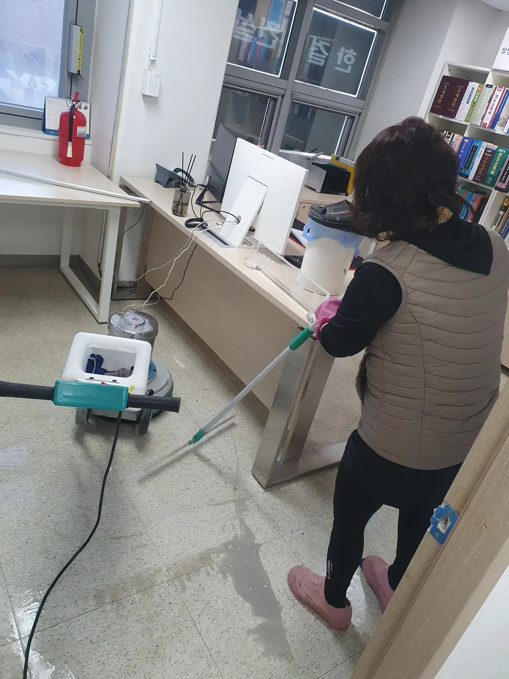 기계 세정 진행 — 진도군 사무실청소 현장