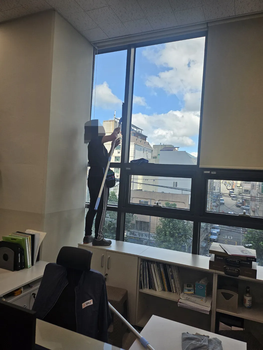 창호 청소 — 화순군 사무실청소 현장
