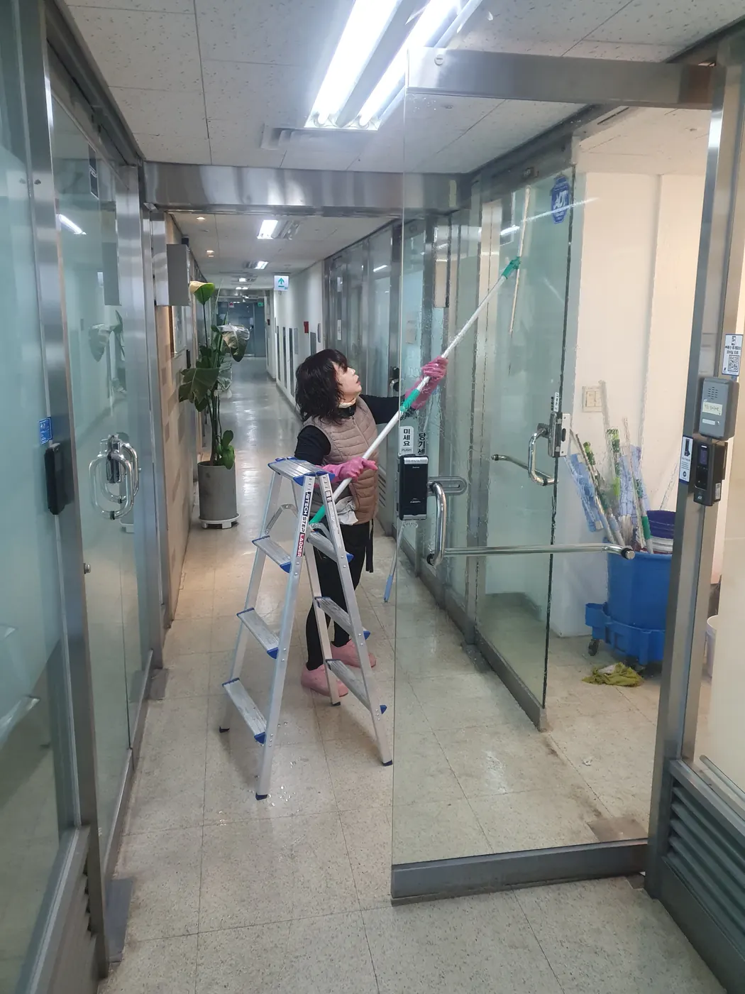 전면 유리 세정 — 전남권 사무실청소 현장