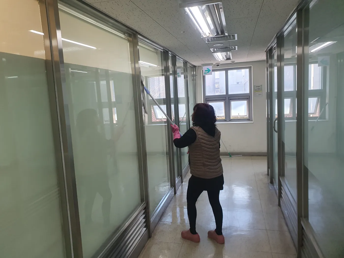 외부 유리 작업 — 창평면 사무실청소 현장