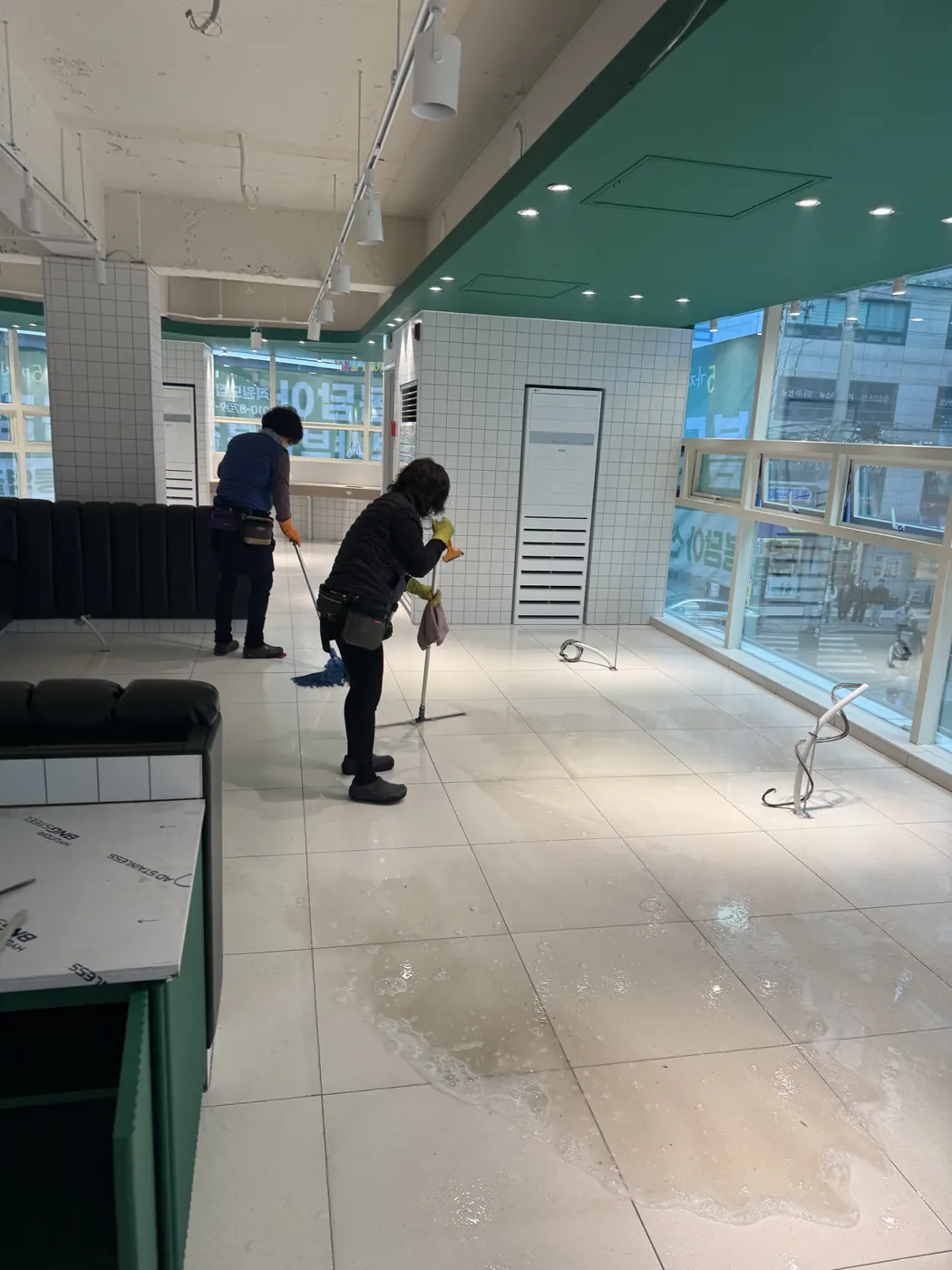 마산면 식당청소 시공 현장 — 바닥 마감 상태