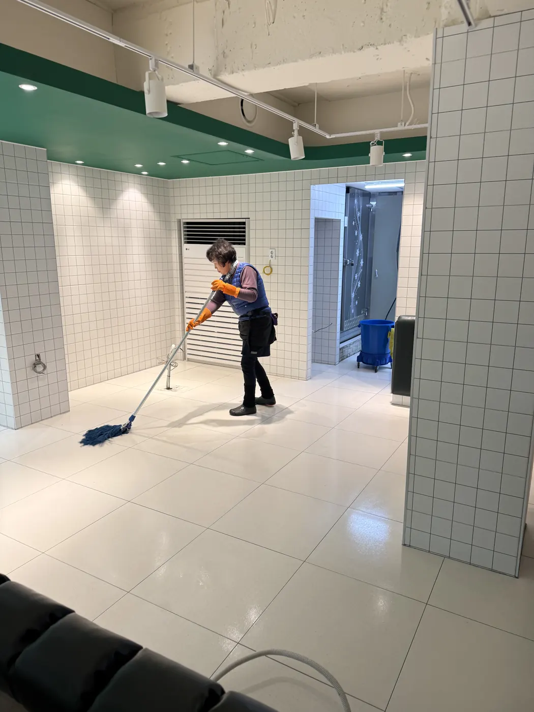 화순군 식당청소 시공 현장 — 바닥 마감 상태