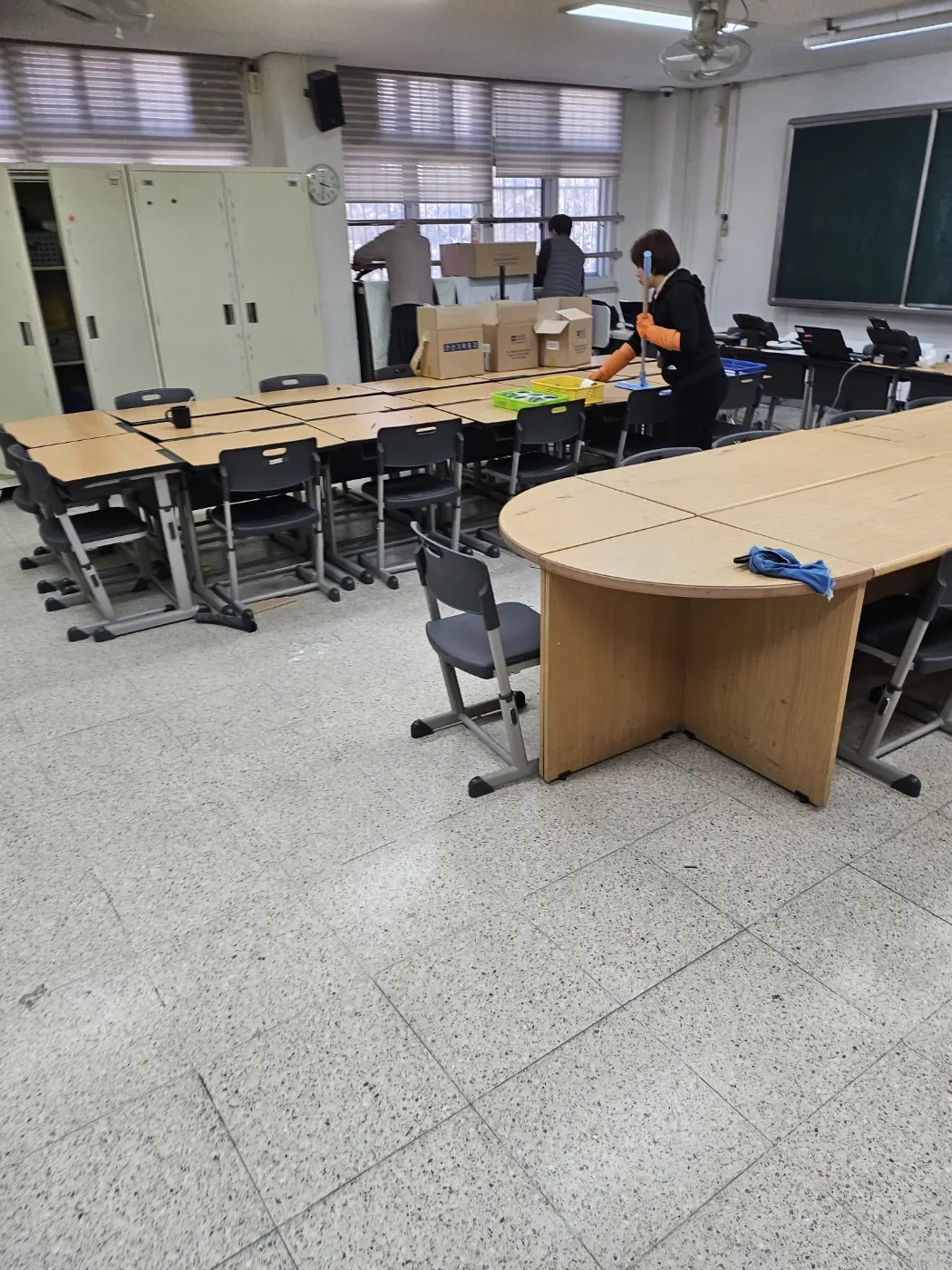 덕월동 학교청소 시공 현장 — 교실 마감