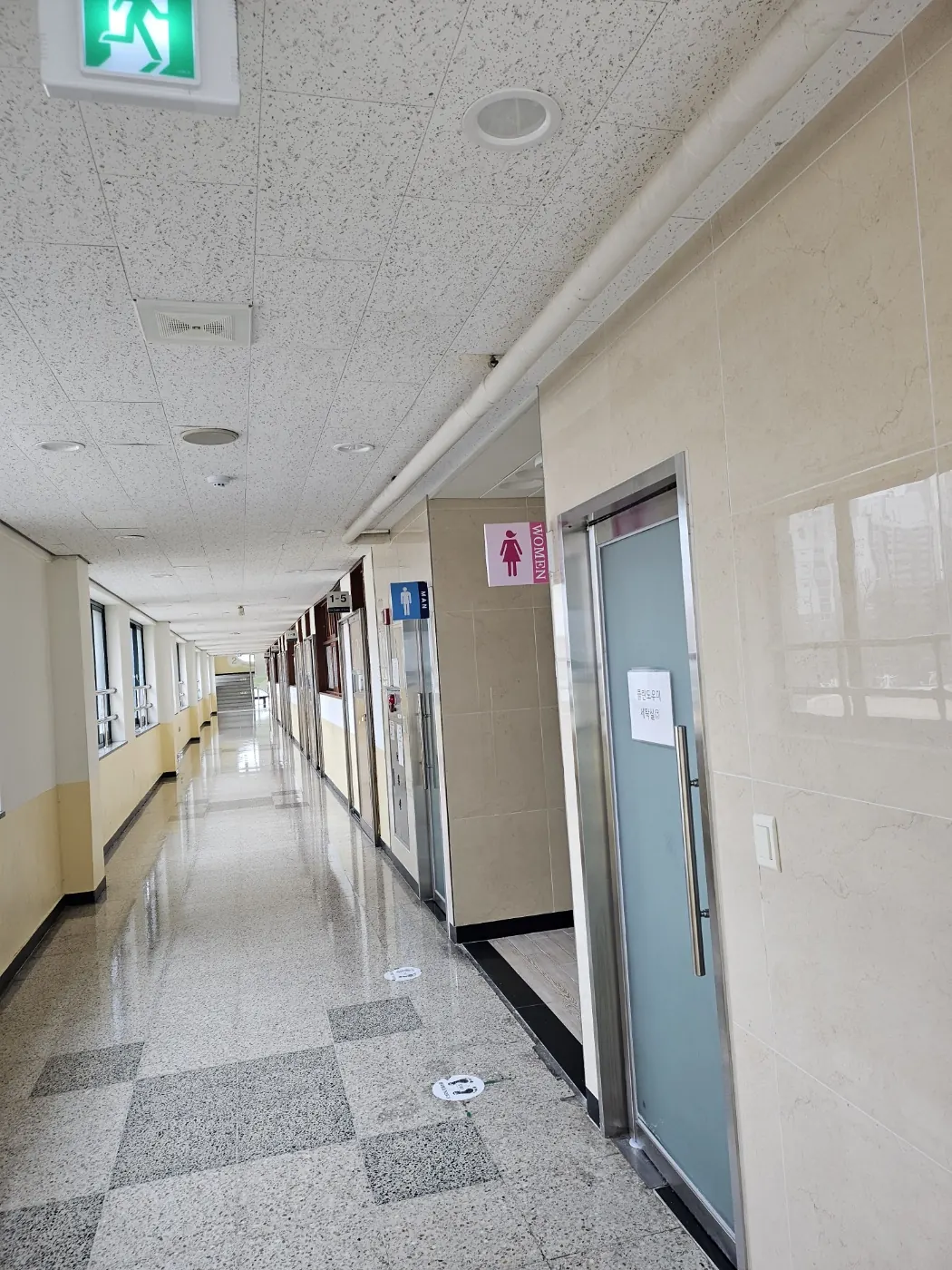 매곡동 학교청소 시공 현장 — 통로 정리