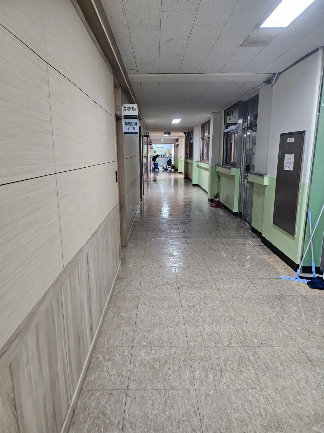 신의면 학교청소 시공 현장 — 복도 관리