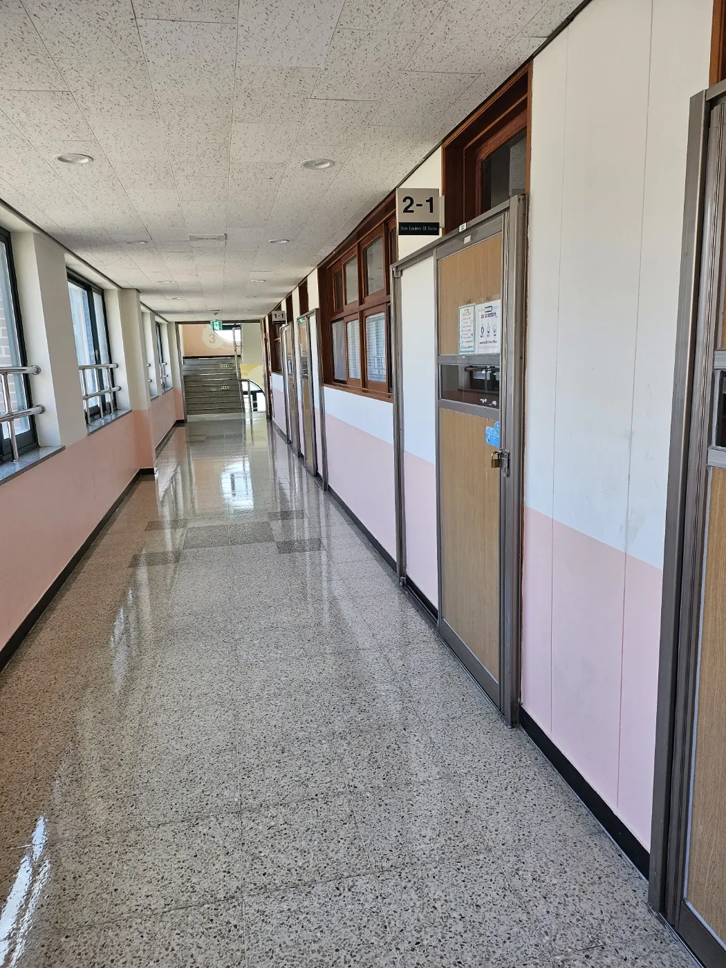 대전면 학교청소 시공 현장 — 통로 정리