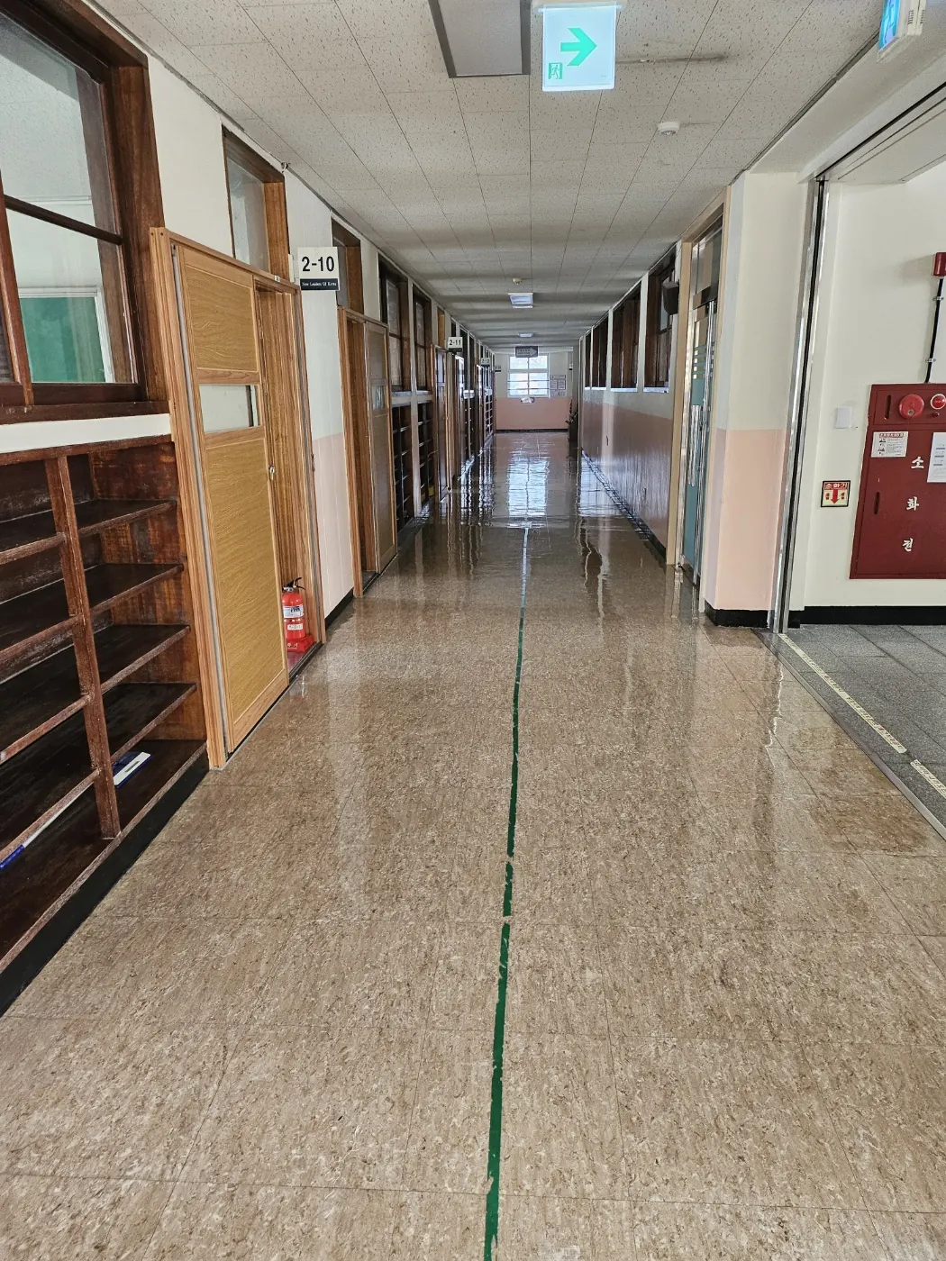 함평군 학교청소 시공 현장 — 통로 정리