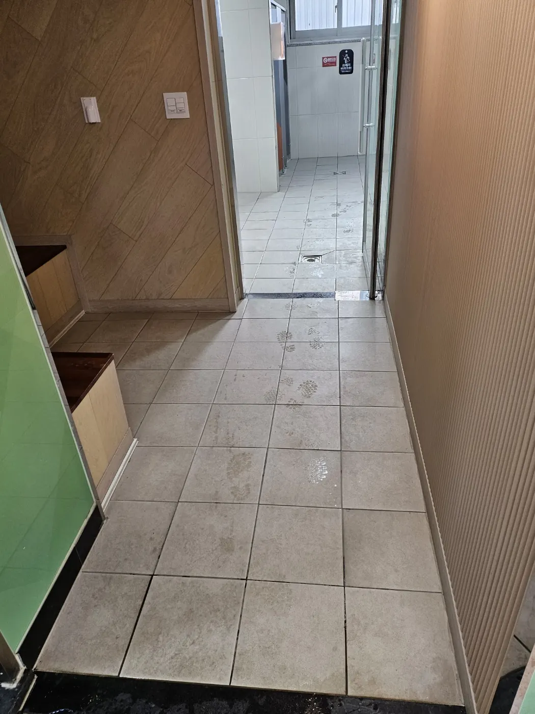 강진군 학교청소 시공 현장 — 복도 관리