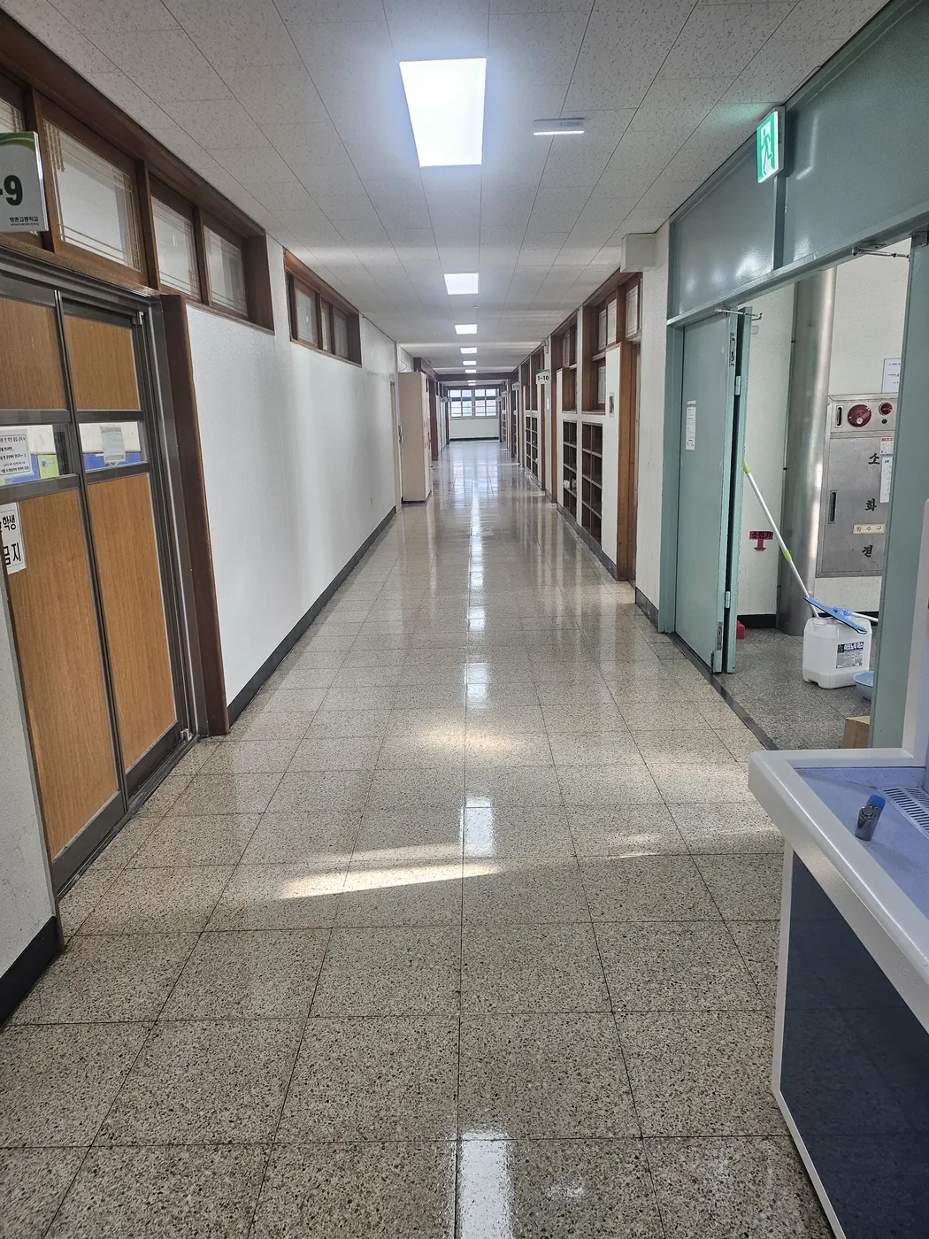 담양읍 학교청소 시공 현장 — 통로 정리