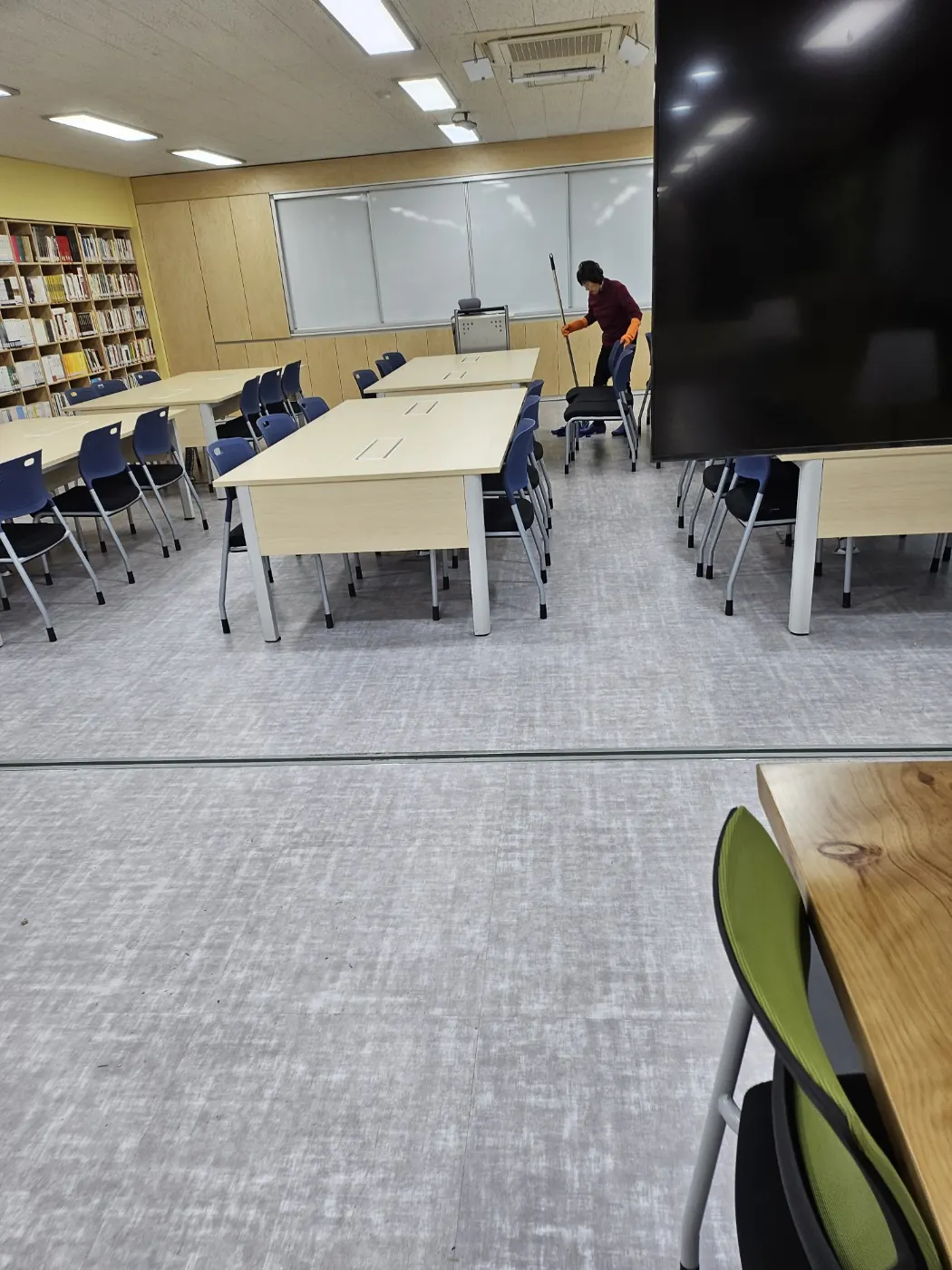 도서관 정리 — 신안군 학교청소 현장