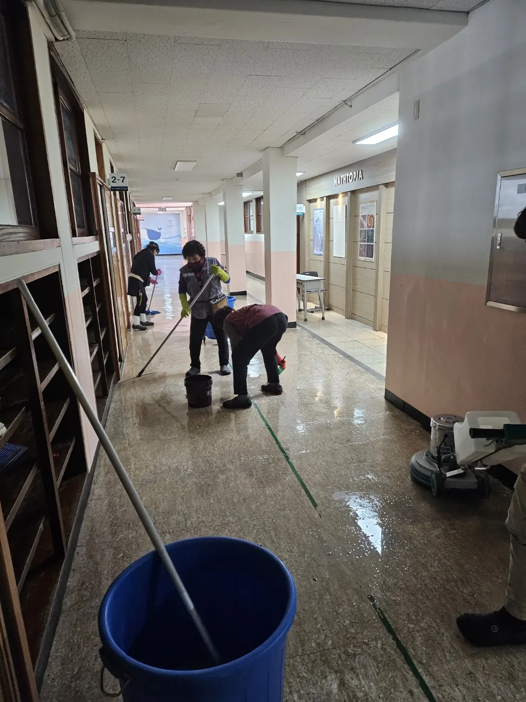 바닥 물걸레 마감 — 임자면 학교청소 현장