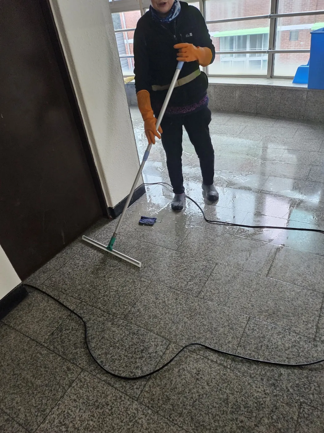 세정 진행 — 시종면 학교청소 현장