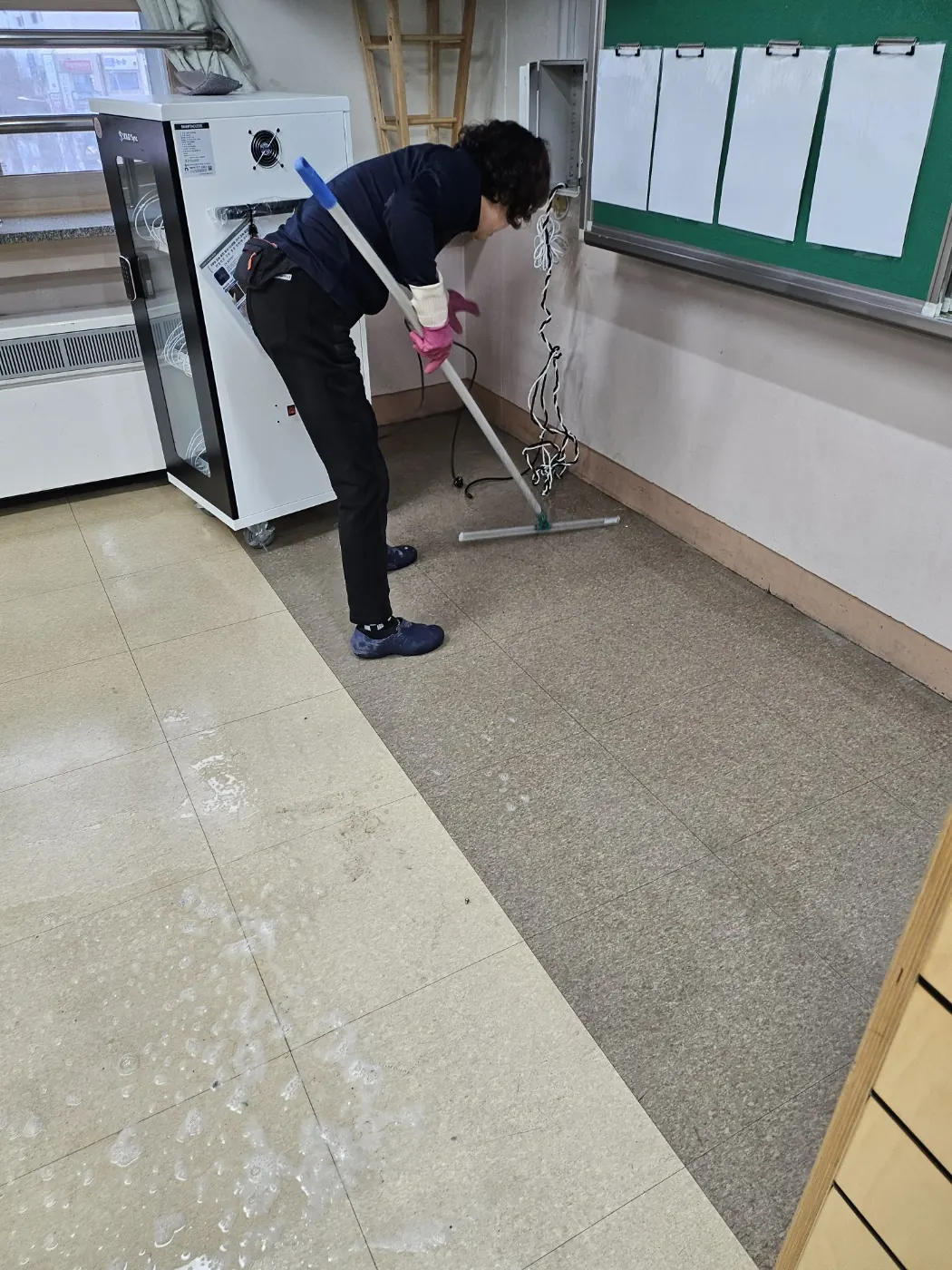 바닥 물걸레 마감 — 영광군 학교청소 현장