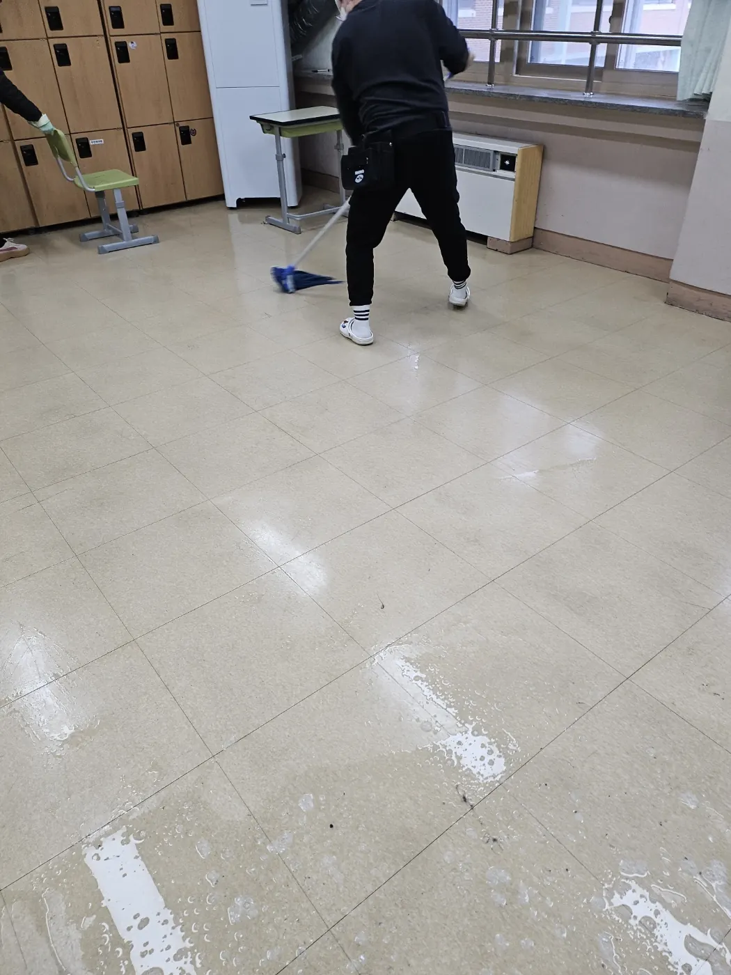 세정 진행 — 소안면 학교청소 현장