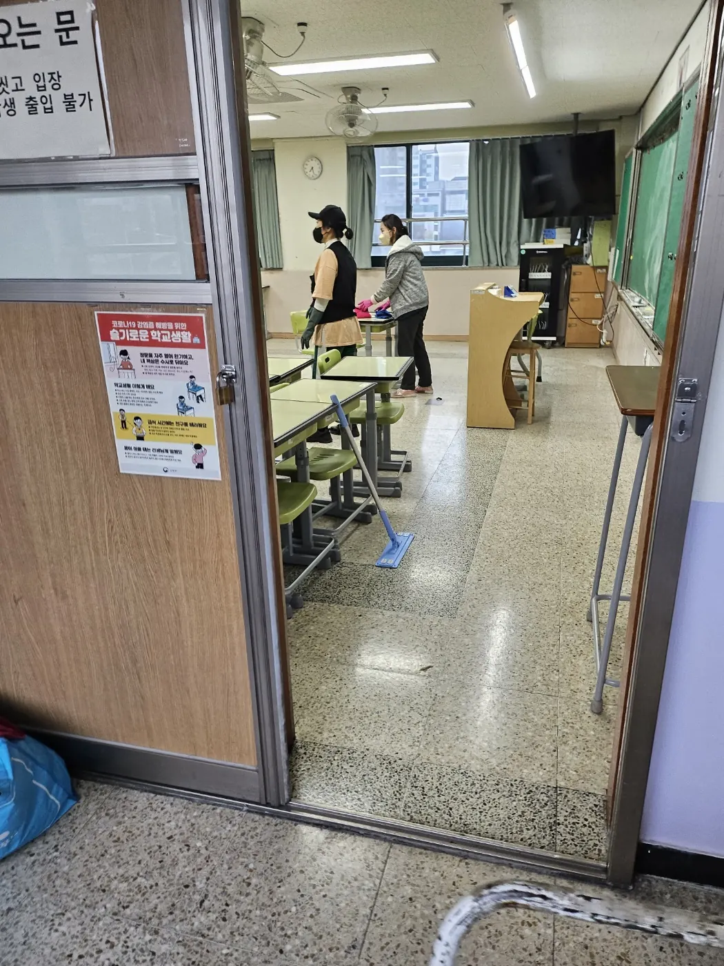 바닥 물걸레 마감 — 완도군 학교청소 현장